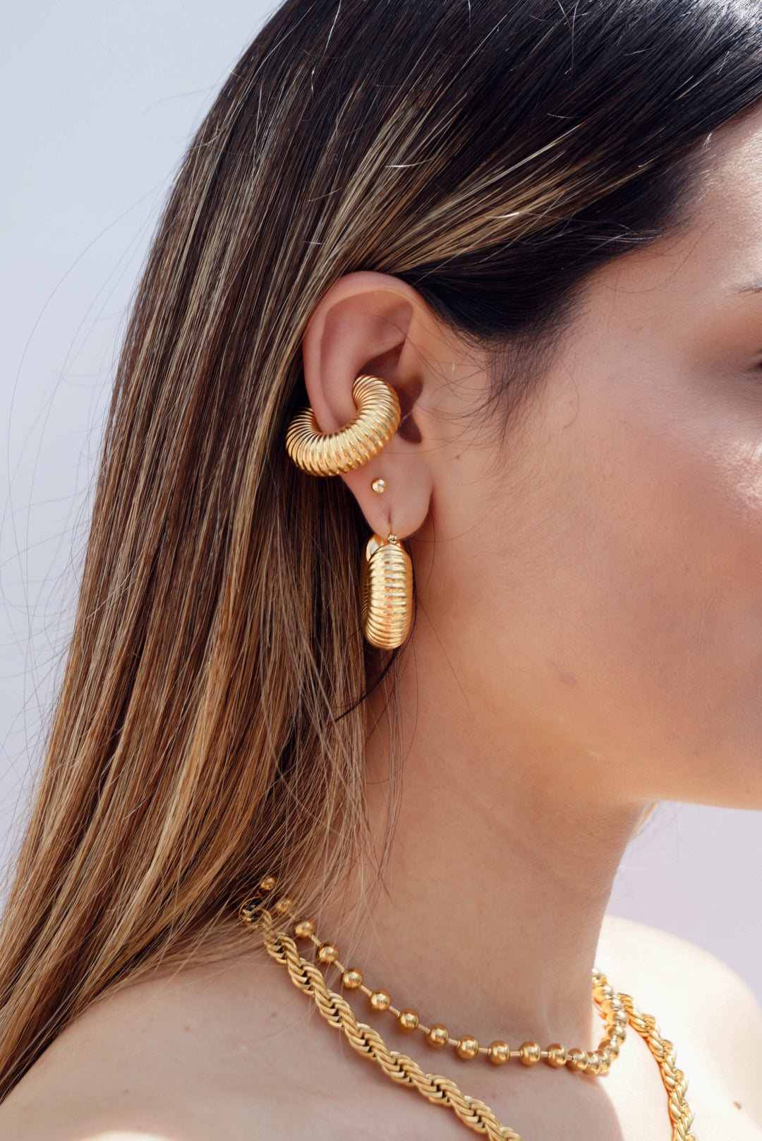 Earcuff chunky lineas dorado