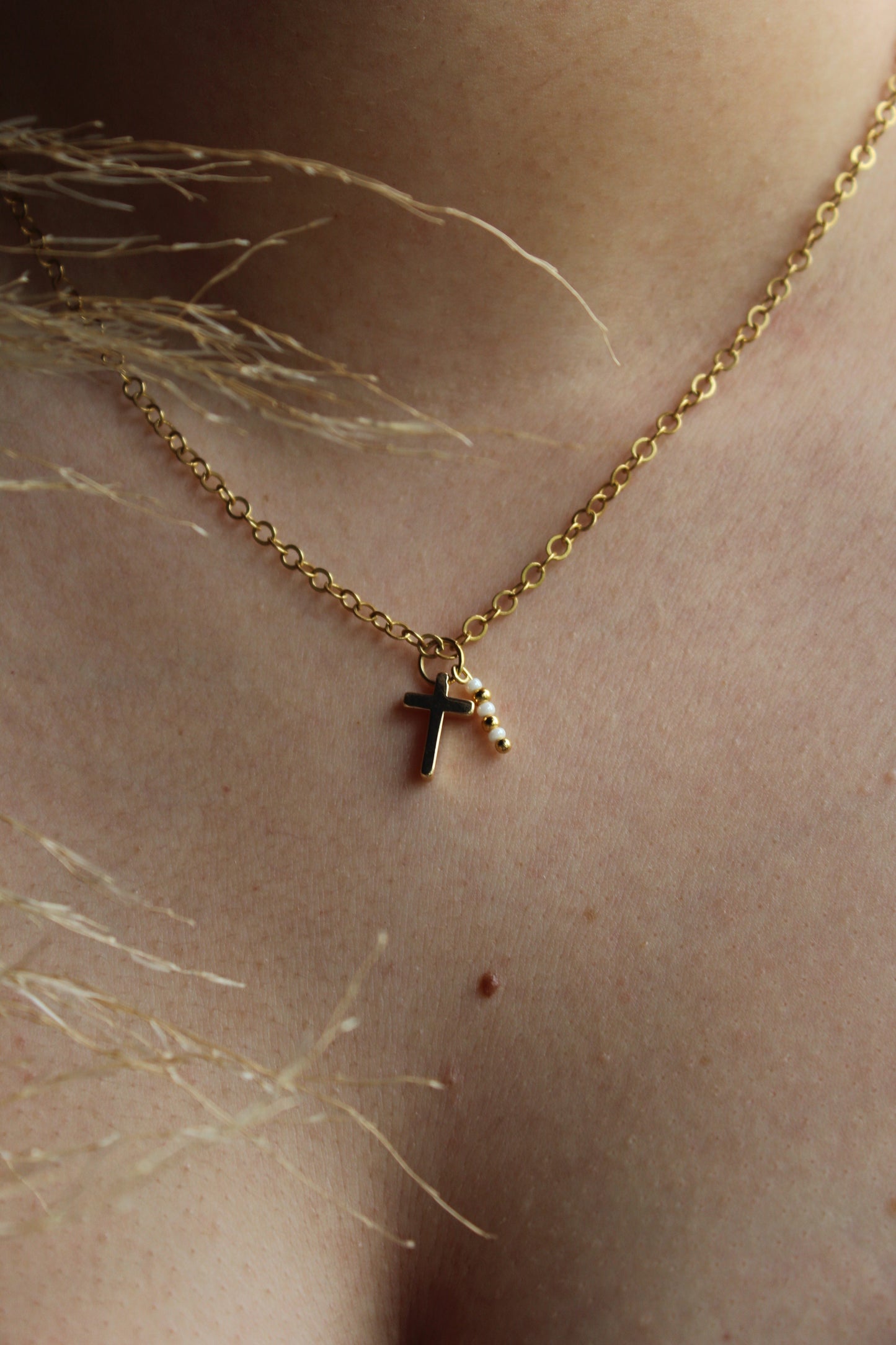 Collares mini bolitas cruz