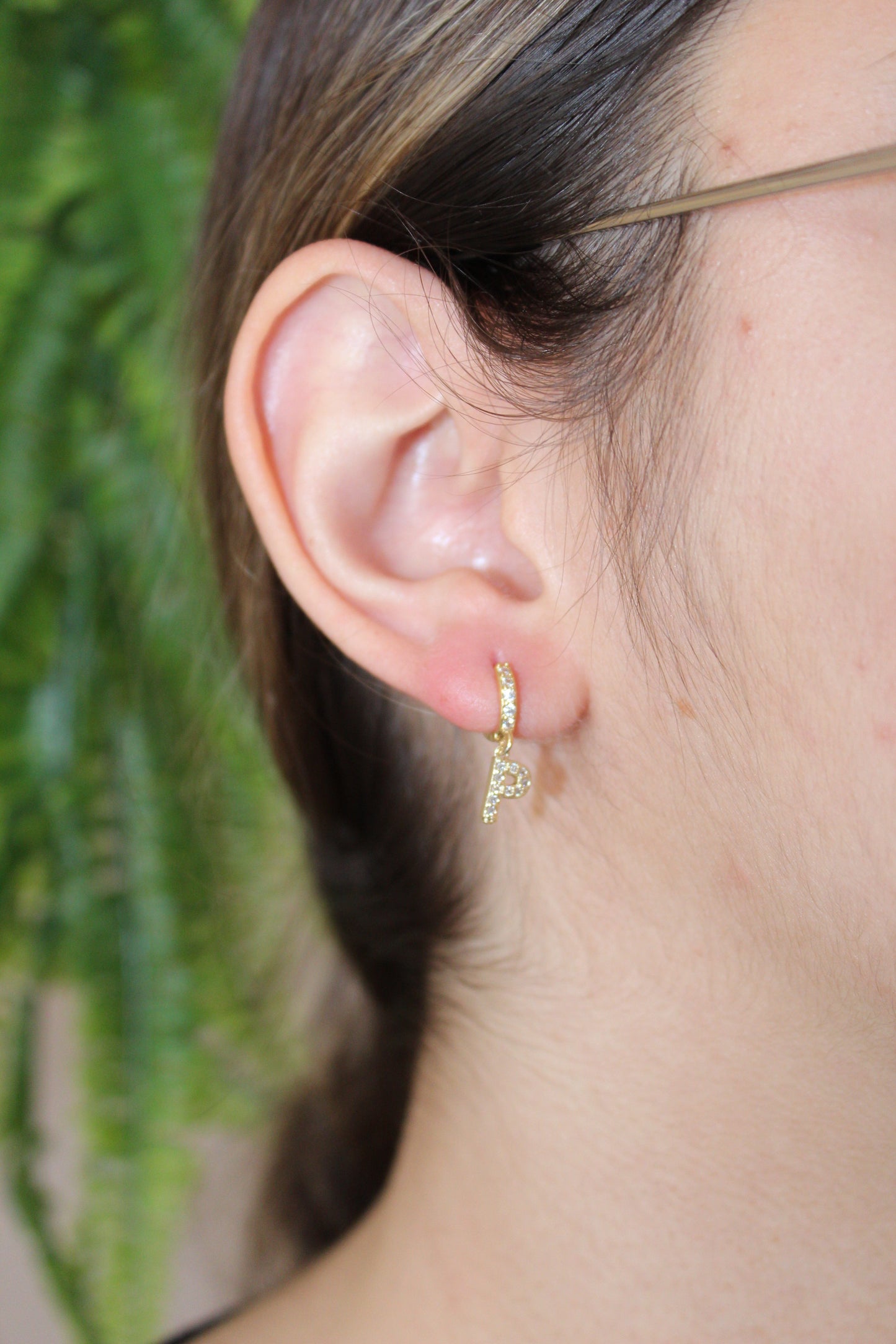 Mini arracada con letra zirconia