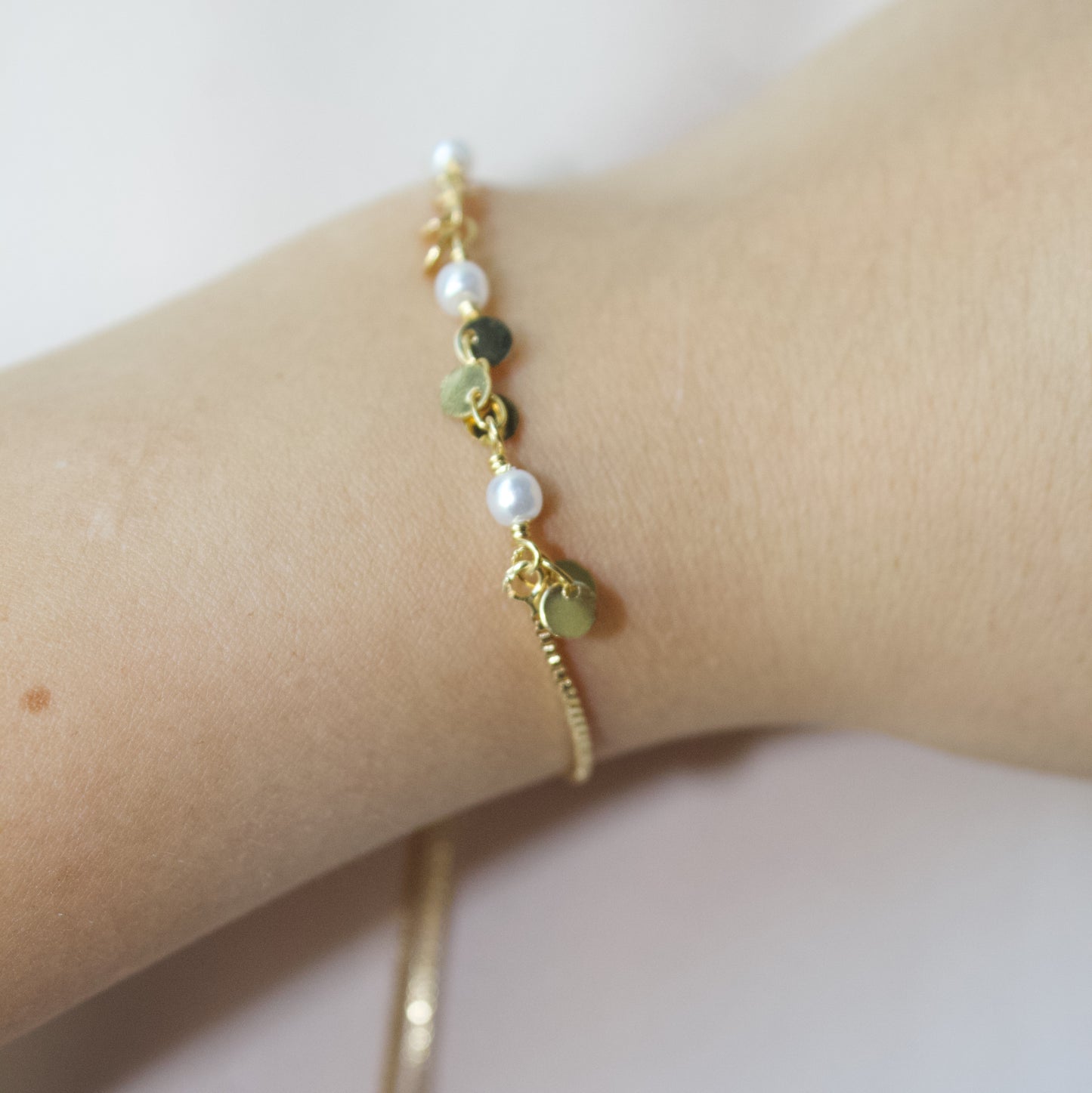 Pulsera medallas entre Perlas